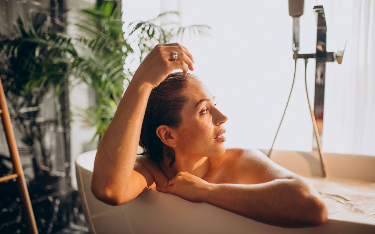Un moment botanique apaisant pour soulager le stress et l’anxiété — lumière douce, eau tiède et sensation de lâcher-prise.