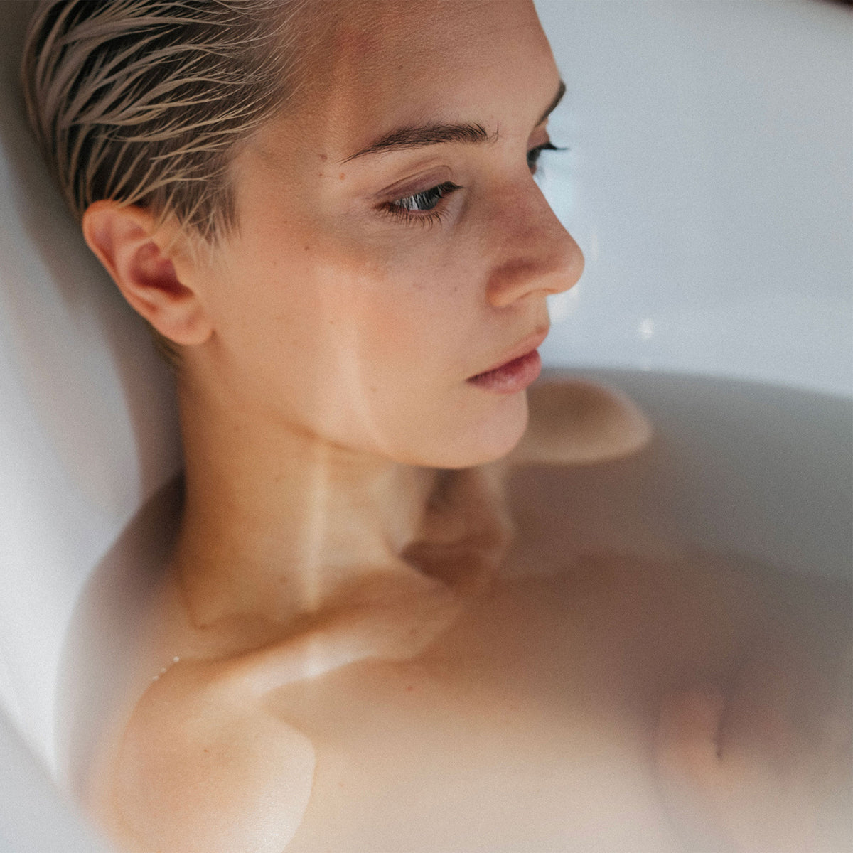 Bain botanique apaisant aux sels, fleurs et huiles essentielles.