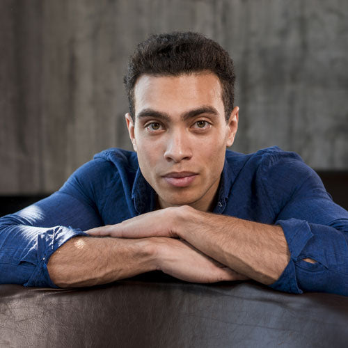 Une scène botanique sereine, symbole de calme et de renouveau intérieur — lumière douce, plantes et confiance tranquille.